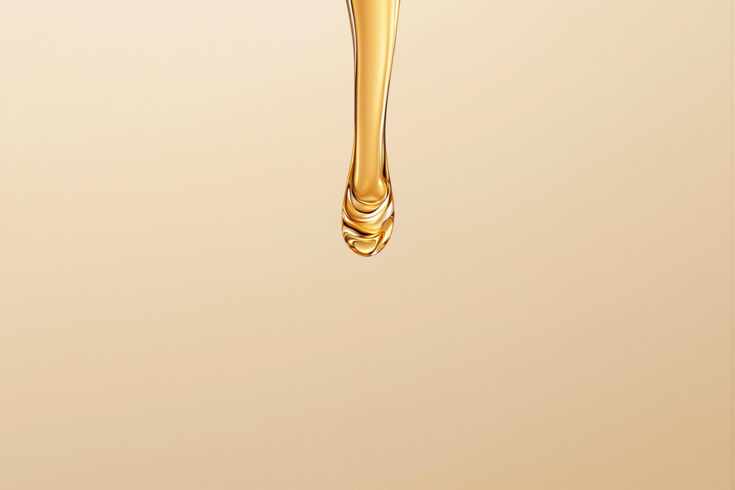 Golden Oil Droplet Mid-Descent in Minimalist Composition